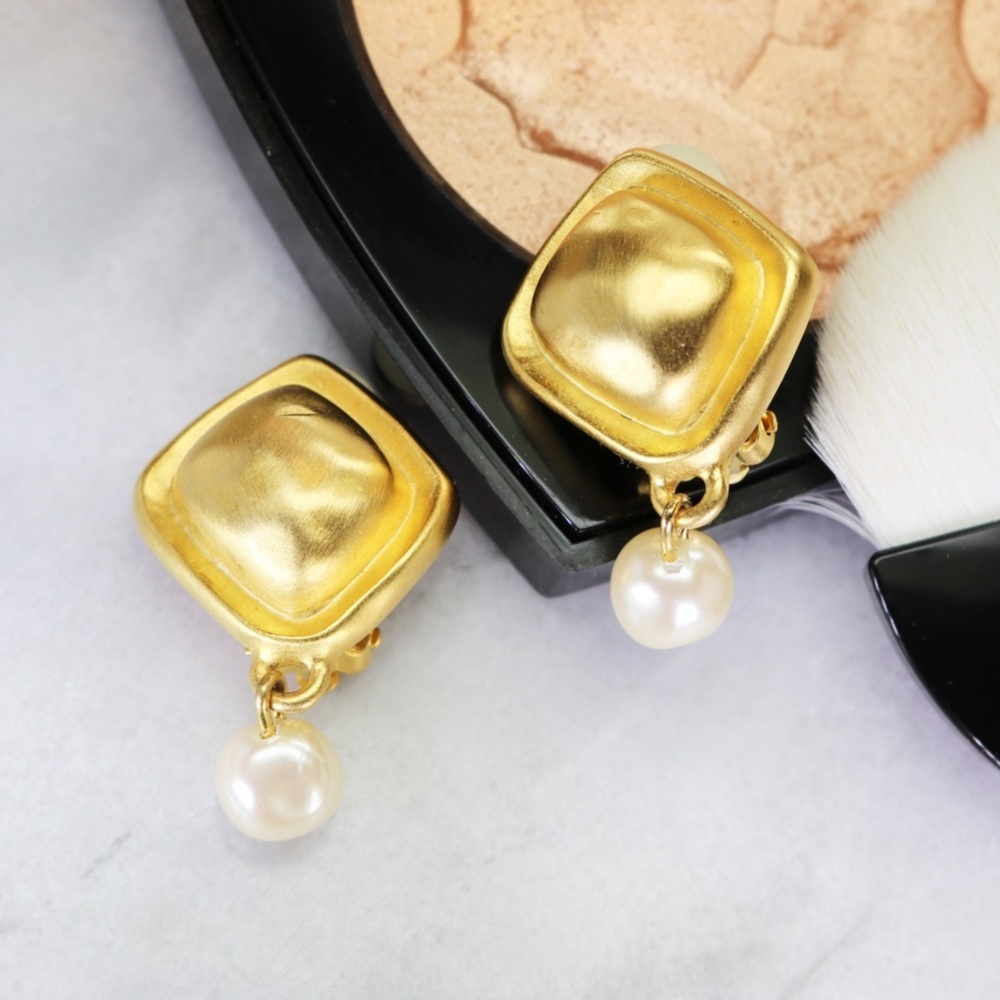 ⚜️ Vintage Givenchy Gold Pearl Drop Earrings ⚜️ - Picture 11 of 15